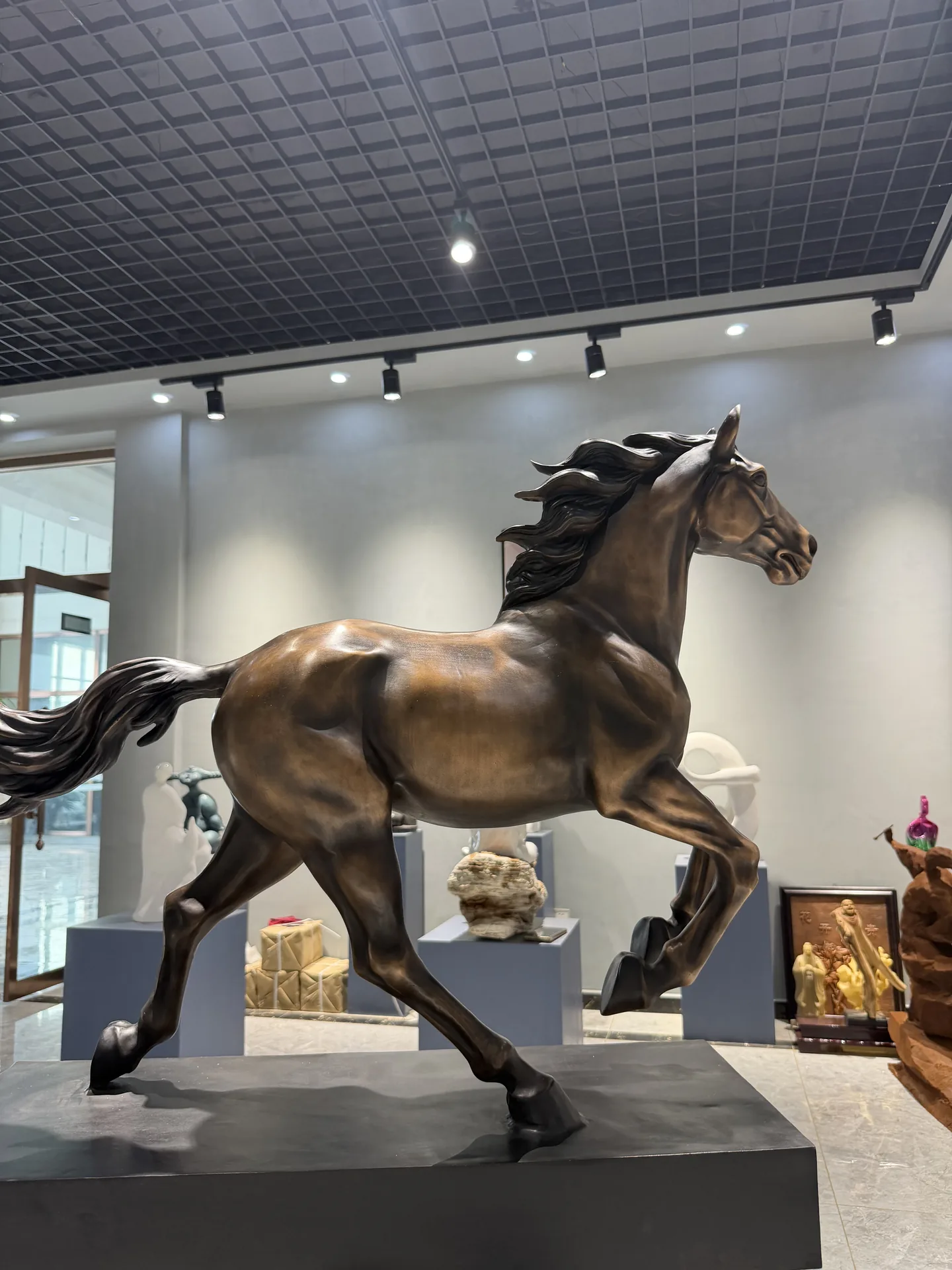 Bronze horse sculpture displayed in the Zuvonart gallery space
